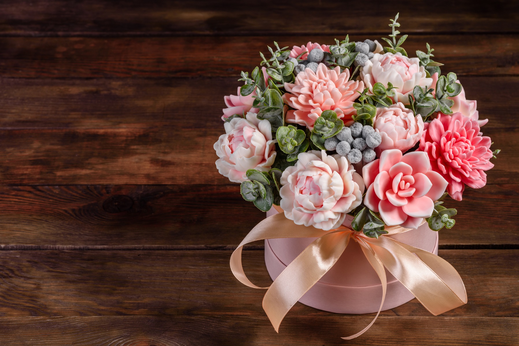 Bouquet,Of,Beautiful,Bright,Rose,Flowers,In,A,Gift,Cylindrical