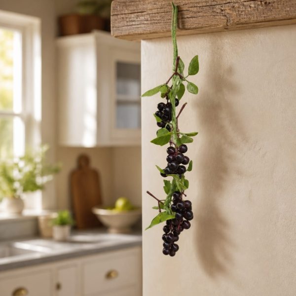 Struguri negri decor pe funie
