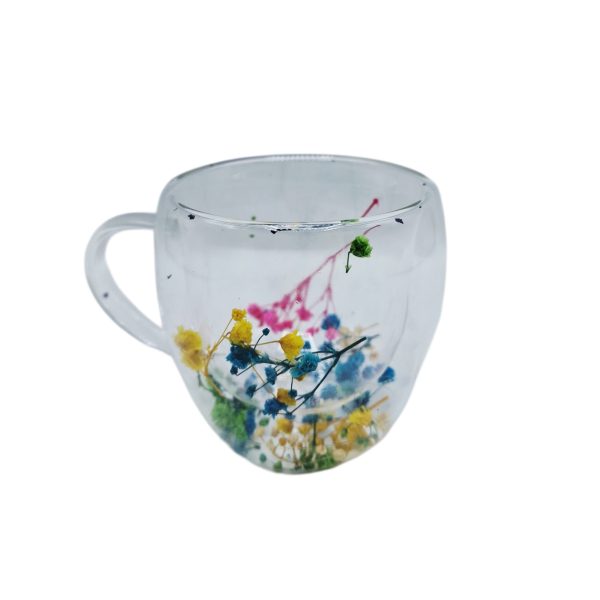 Cana din sticla cu flori naturale